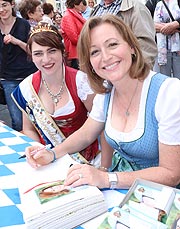 Senta Auth - Autogrammstunde auch für Spargelkönigin Lena I (©Foto: Martin Schmitz)